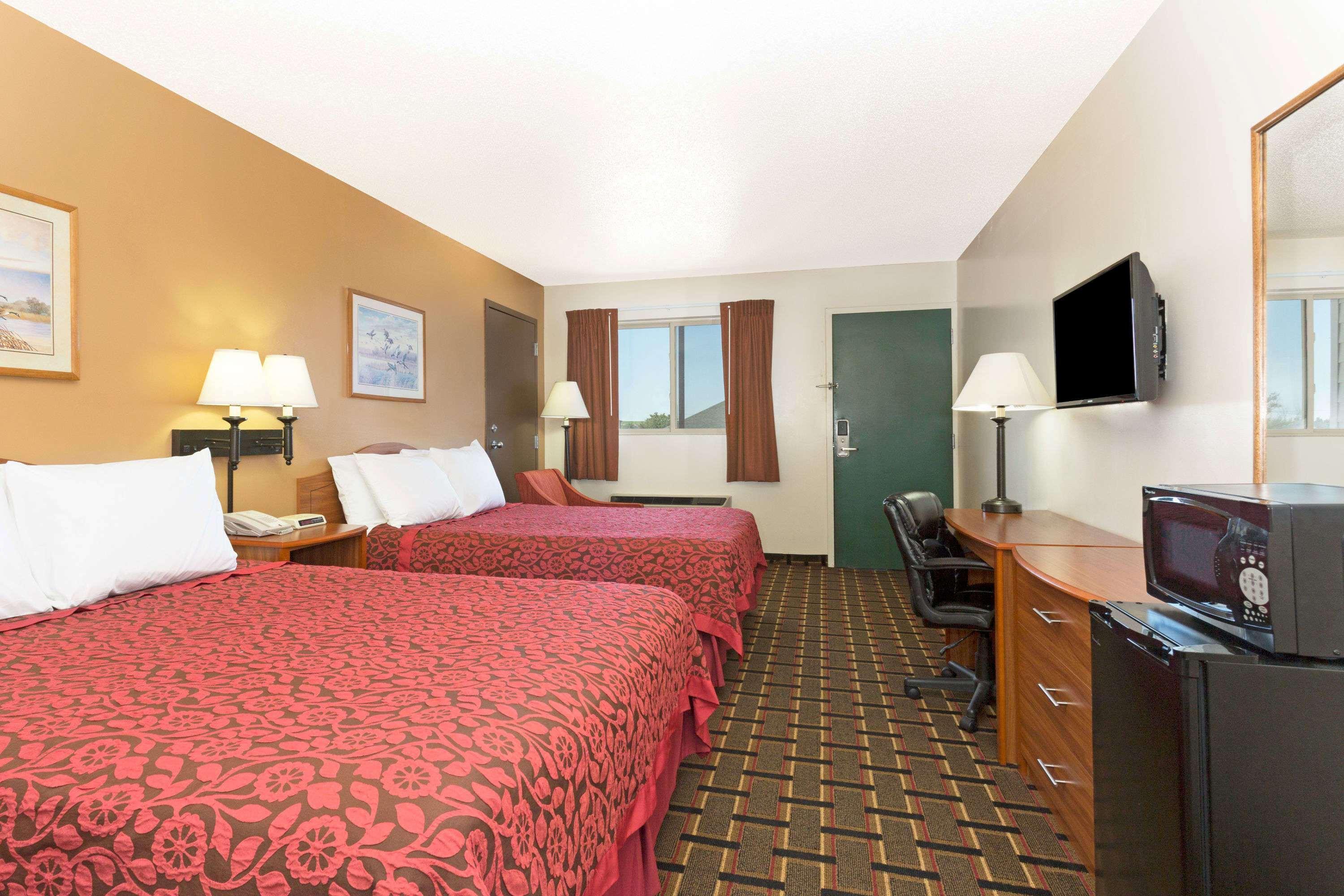 Days Inn By Wyndham Paxton Экстерьер фото