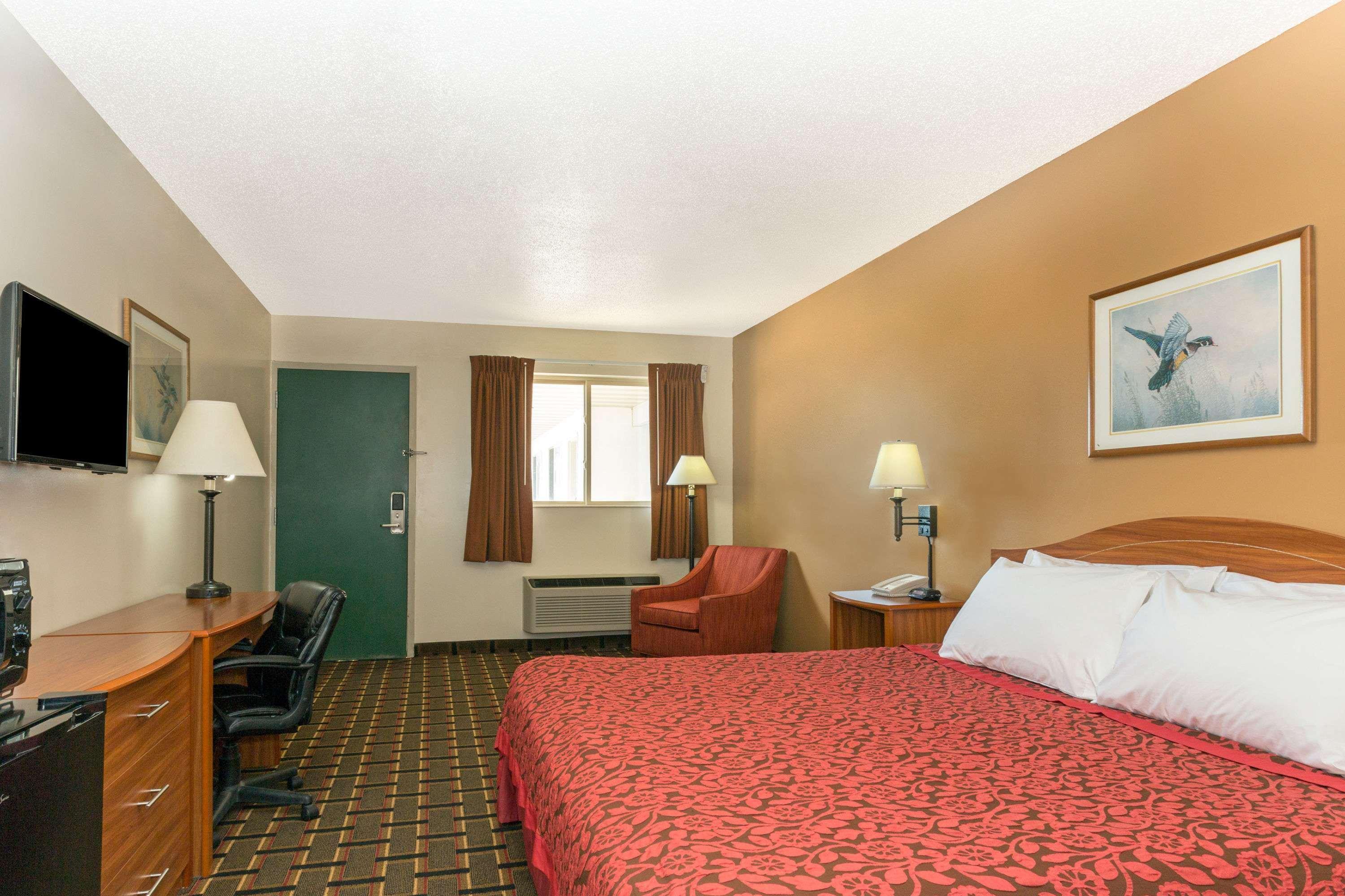 Days Inn By Wyndham Paxton Экстерьер фото